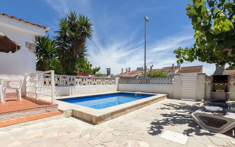Marina: Residential Area, Estate, Tile, Balcony, Villa, Flagstone, Hacienda, Resort, Swimming Pool