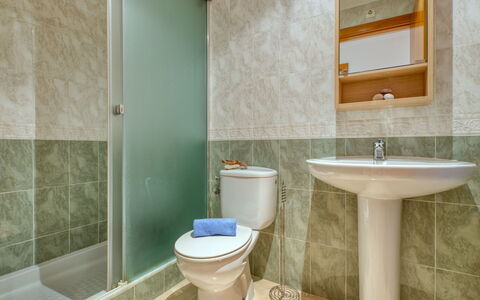 Benvinguts: Bathroom, Property, Room, Green, Tile, Wall, Tap, Interior Design, Architecture, Bathroom Accessory