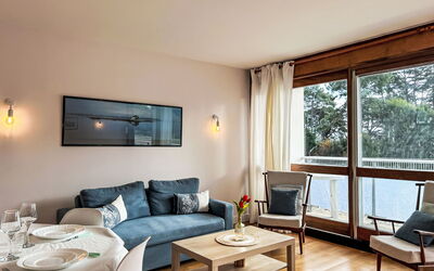 Men Er Bellec 140.1: Furniture, Interior Design, Flooring, Wood, Floor, Room, Table, Couch, Ceiling, Living Room