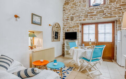 La Belle Océane: Room, Property, Blue, Furniture, Interior Design, Yellow, Wall, House, Building, Living Room