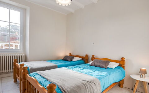 Kerhel: Bedroom, Furniture, Bed, Room, Bed Sheet, Property, Bedding, Bed Frame, Interior Design, Ceiling