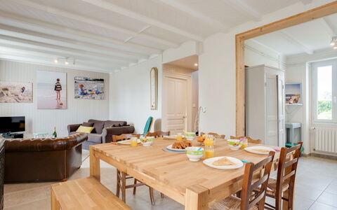 Kerhel: Room, Property, Ceiling, Furniture, Interior Design, Dining Room, Building, Floor, Table, Real Estate
