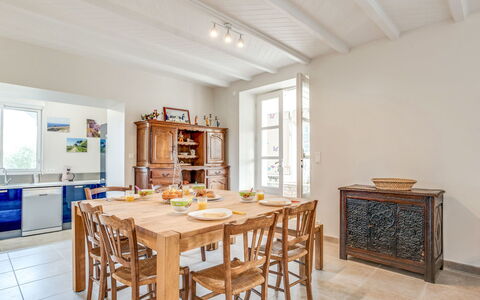 Kerhel: Property, Room, Furniture, Building, Interior Design, Table, Ceiling, House, Real Estate, Floor