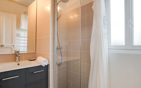 Kerhel: Bathroom, Property, Room, Interior Design, Real Estate, Tile, Wall, House, Building, Architecture