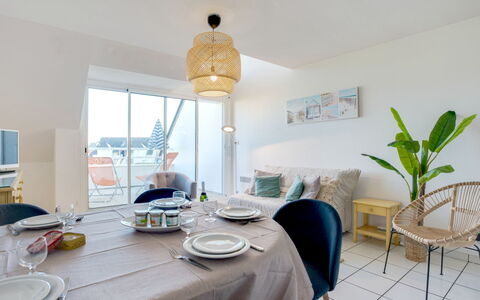 Domaine des Tadornes: Room, Property, Furniture, Interior Design, Dining Room, Building, Yellow, Table, House, Home