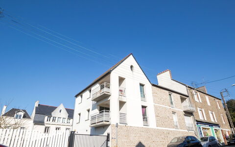 Clos Schuman: Sky, Building, Window, Wheel, Urban Design, House, Car, Tree, Slope