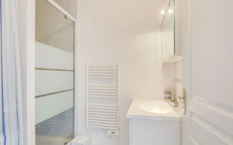 Clos Schuman: Plumbing Fixture, Property, Furniture, Bathroom, Building, Mirror, Tap, Wood, House