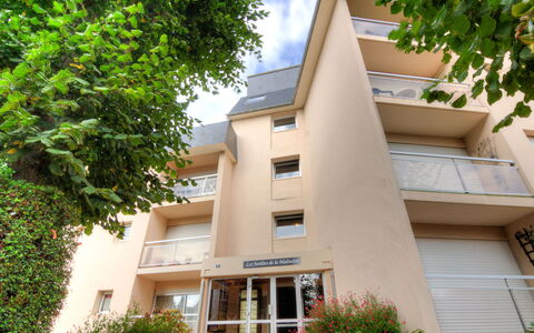 Les Jardins de la Malouine: Building, Plant, Daytime, Window, Sky, Leaf, Architecture, Vegetation, Tree
