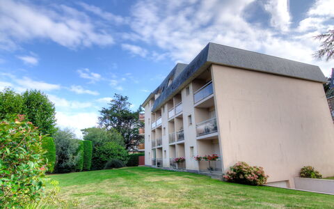 Les Jardins de la Malouine: Sky, Cloud, Plant, Building, Property, Window, Tree, Land Lot, Urban Design, Grass