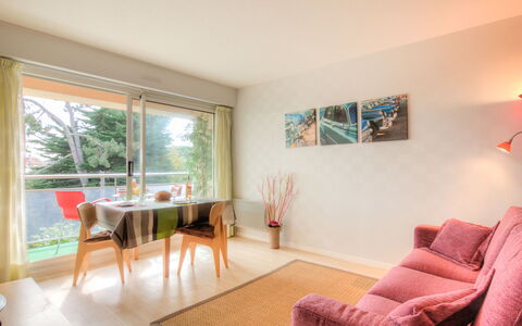 Les Jardins de la Malouine: Plant, Furniture, Table, Couch, Building, Window, Wood, Textile, Comfort, Flooring