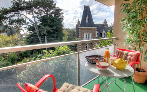 Les Jardins de la Malouine: Plant, Furniture, Property, Table, Cloud, Chair, Sky, Tableware, Outdoor Furniture, Building