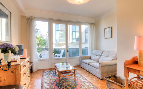 Les Mouettes: Furniture, Property, Window, Table, Picture Frame, Azure, Couch, Plant, Living Room, Houseplant
