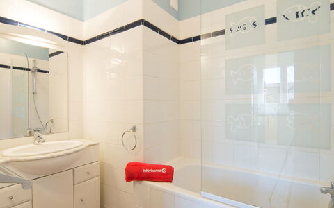 Les Mouettes: Plumbing Fixture, Tap, Property, Sink, Mirror, Bathroom, Bathroom Cabinet, Bathtub, Interior Design