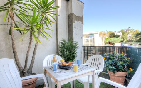 Les Mouettes: Plant, Furniture, Property, Table, Sky, Chair, Building, Azure, Botany, Outdoor Furniture