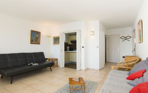 Le Bellevue: Picture Frame, Furniture, Property, Table, Building, Wood, House, Floor, Flooring, Interior Design