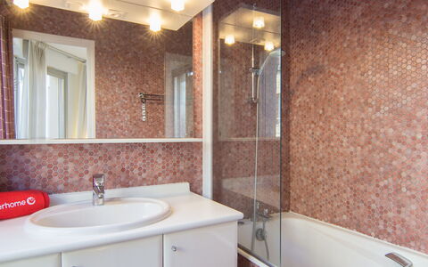 Le Bellevue: Mirror, Tap, Sink, Property, Plumbing Fixture, Bathroom Sink, Bathtub, Bathroom, Interior Design
