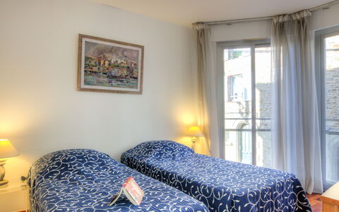 Le Bellevue: Furniture, Window, Property, Picture Frame, Comfort, Azure, Textile, Wood, Interior Design, Shade
