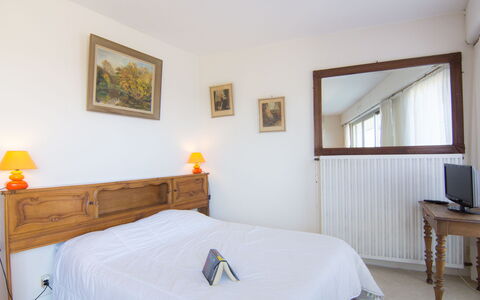 Le Royal Foch: Furniture, Mirror, Property, Comfort, Picture Frame, Building, Azure, Window, Wood, Orange