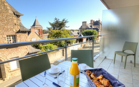 Le Royal Foch: Food, Tableware, Building, Table, Furniture, Sky, Chair, Plant, Lighting, House