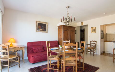 Le Royal Foch: Furniture, Picture Frame, Property, Table, Building, Chair, Couch, Wood, Interior Design, Lighting
