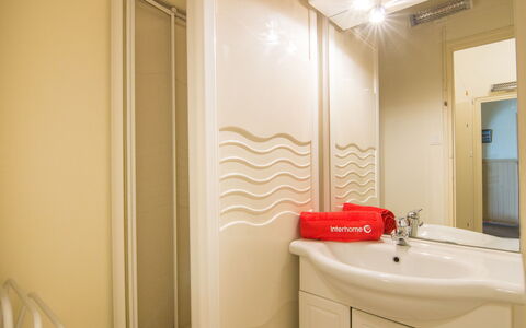 La Garde: Mirror, Property, Sink, Plumbing Fixture, Tap, Bathroom Sink, Bathroom, Wood, Interior Design
