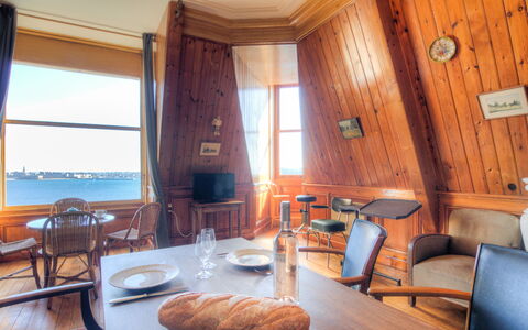 La Garde: Table, Furniture, Property, Couch, Tableware, Comfort, Building, Window, Azure, Wood