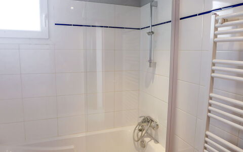 Amigorena: Plumbing Fixture, Shower, Bathroom, Shower Head, Shower Door, Floor, Plumbing, Flooring, Composite Material