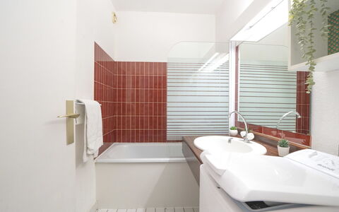 Poséidon: Plumbing Fixture, Bathroom, Flooring, Interior Design, Floor, Sink, Ceiling, Tap, Plumbing, Tile