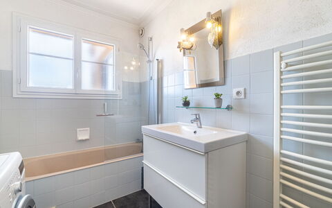 Les Faubourgs Saint Michel: Mirror, Tap, Sink, Plumbing Fixture, Property, Bathroom Cabinet, Bathroom Sink, Building, Bathroom, Window
