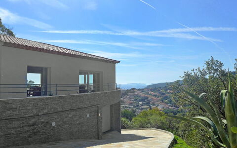 Belle Vue: Property, House, Home, Real Estate, Wall, Residential Area, Sky, Building, Architecture, Tree