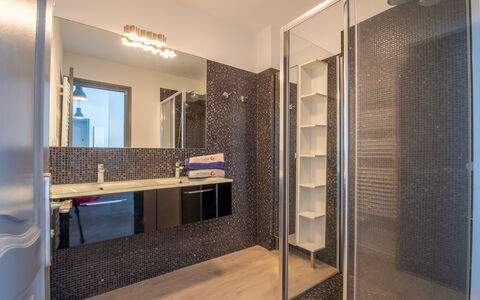 Le Grand Large: Property, Mirror, Furniture, Building, Interior Design, Cabinetry, Architecture, Wood, Floor, Countertop