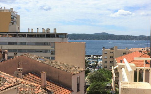 Le Panoramic: Cloud, Sky, Water, Property, Building, Window, Infrastructure, Urban Design, Neighbourhood, Tower Block