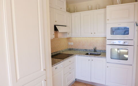 Le Panoramic: Cabinetry, Countertop, Building, Kitchen Stove, Kitchen Appliance, Wood, Kitchen Sink, Kitchen, Interior Design, Home Appliance
