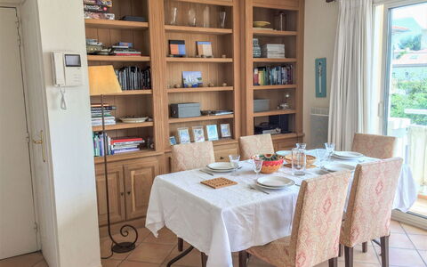 Le Panoramic: Table, Furniture, Property, Shelf, Tableware, Shelving, Cabinetry, Wood, Window, Interior Design