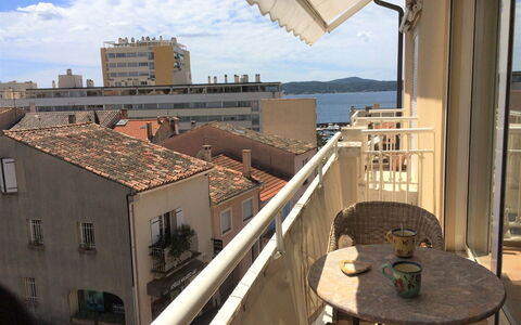 Le Panoramic: Sky, Property, Window, Building, Cloud, Table, Wood, Shade, Real Estate, Residential Area