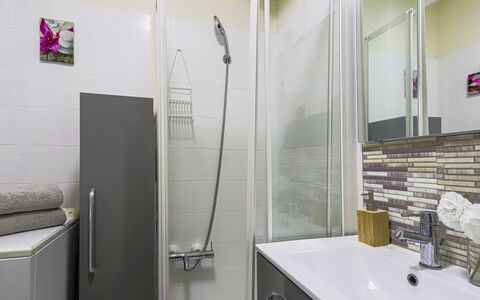 Ciel de Fabron: Bathroom, Plumbing Fixture, Flooring, Interior Design, Wall, Floor, Sink, Tap, Plumbing, Toilet