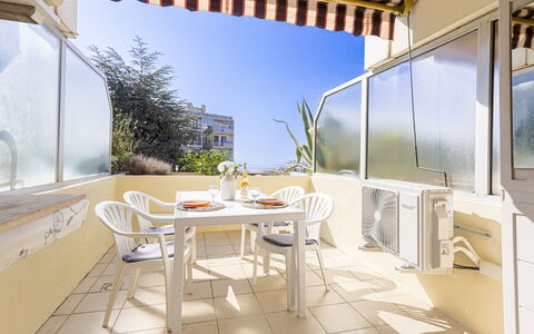 Ciel de Fabron: Interior Design, Apartment, Furniture, Chair, Balcony, Houseplant, Aluminium, Hotel