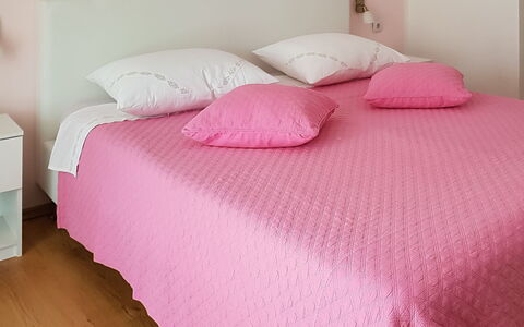Fažana Peroj 106: Bed Sheet, Bedroom, Bed, Bedding, Pink, Furniture, Bed Frame, Textile, Duvet Cover, Room
