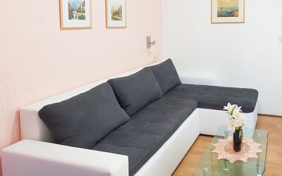 Accommodation:&nbsp;Danica 106.1
