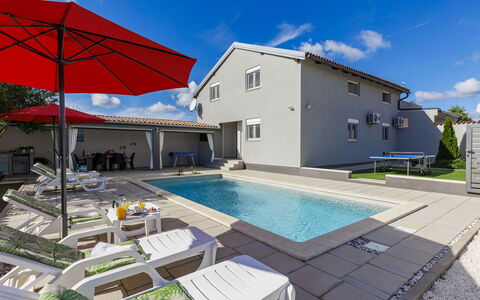 David: Cloud, Sky, Property, Building, Swimming Pool, Azure, Outdoor Furniture, Interior Design, Window, Condominium