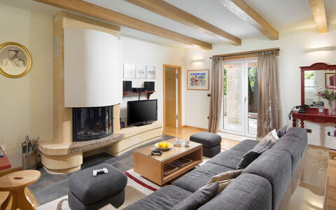 Vlastelini: Picture Frame, Furniture, Couch, Television, Comfort, Interior Design, Living Room, Floor, Houseplant, Flooring