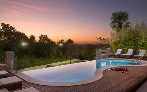 Vlastelini: Sky, Water, Plant, Property, Building, Swimming Pool, Tree, Cloud, Architecture, Shade