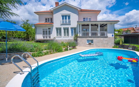 Zorica: Cloud, Plant, Water, Sky, Building, Property, Blue, Window, Swimming Pool, Azure