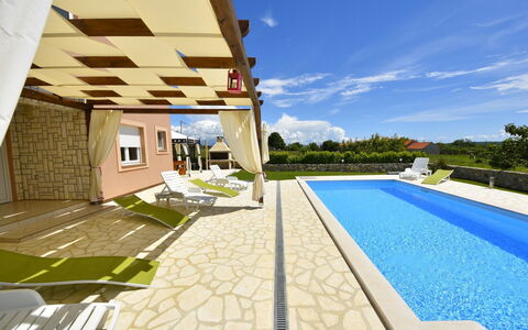 Frane: Property, Swimming Pool, House, Building, Real Estate, Home, Architecture, Estate, Residential Area, Villa