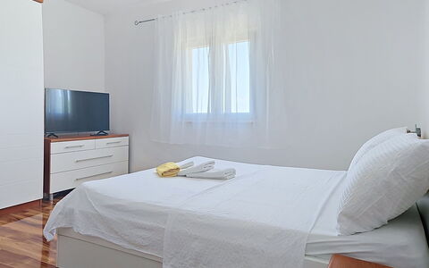 Frane: Flooring, Floor, Wood, Furniture, Interior Design, Bed, Bedroom, Room, Apartment, Ceiling