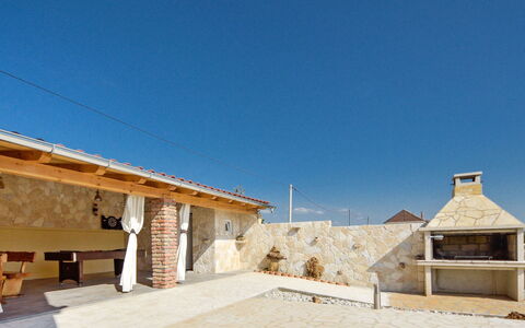 Frane: Property, House, Home, Building, Roof, Sky, Architecture, Real Estate, Estate, Room