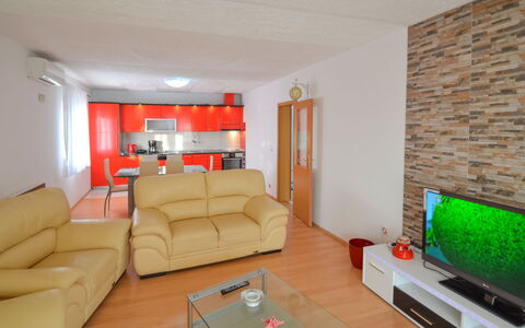 Frane: Room, Property, Living Room, Furniture, Interior Design, Building, House, Real Estate, Couch, Table