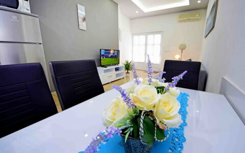 Omiš 135: Table, Flower, Property, Furniture, Azure, Decoration, Interior Design, Tablecloth, Plant, Petal