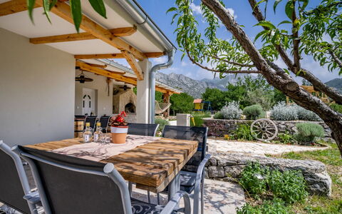 Jozo: Property, Building, House, Real Estate, Home, Room, Backyard, Tree, Estate, Villa