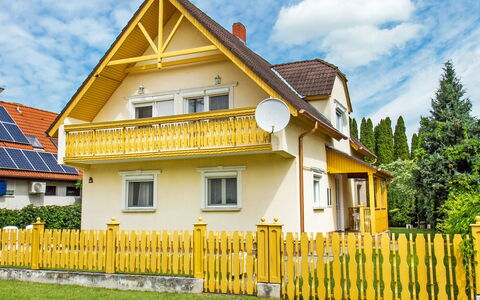 Vilma 2: Building, Sky, Cloud, Plant, Window, Fence, Tree, House, Land Lot, Wood